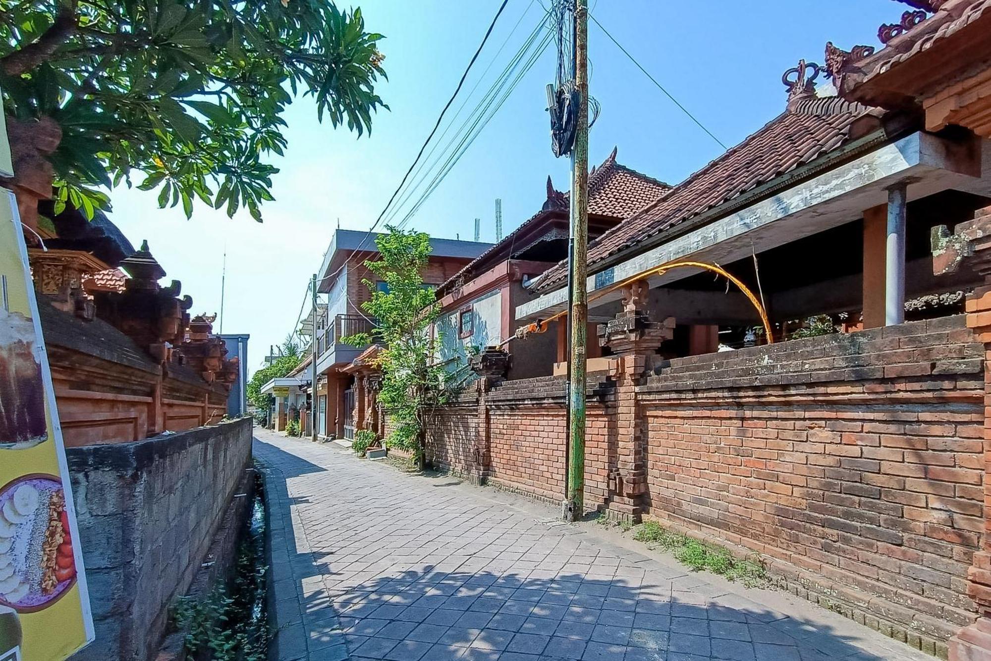 Agung Homestay Canggu Mitra Reddoorz Exterior photo